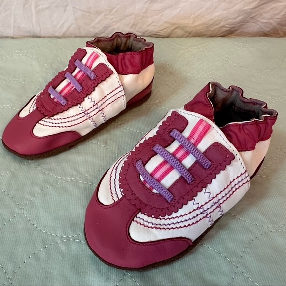 Robeez Pink sneaker design soft soled toddler shoes in size 18-24 months - Picture 2 of 5